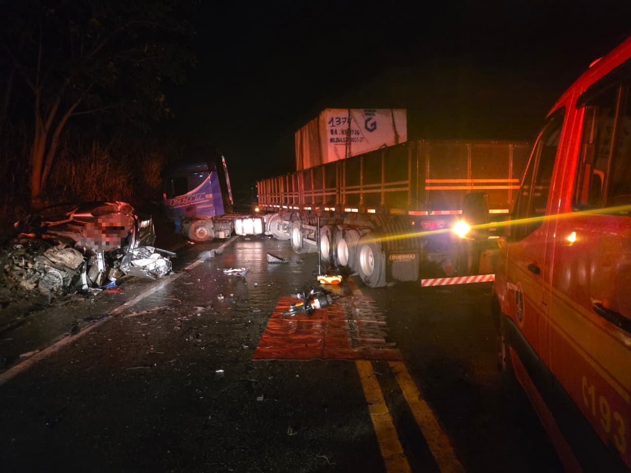 Motorista morre após ficar preso às ferragens em acidente na BR-259