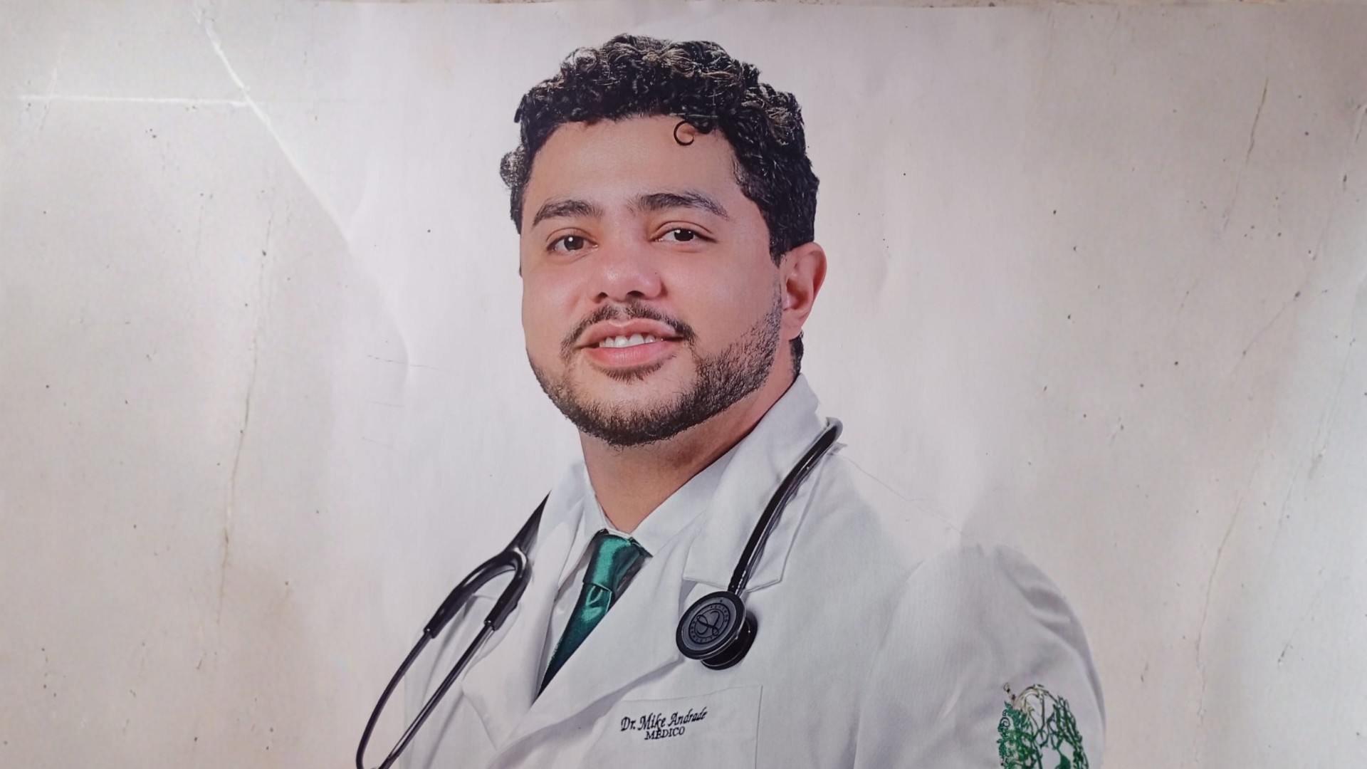 Médico de Uberlândia que ajudou a salvar jovem atacada por tubarão no Recife passeava na orla com a mãe durante férias na cidade