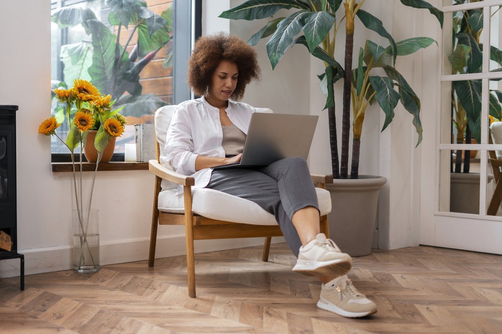 Menos tempo sentado também interfere positivamente na redução de morte — Foto: Freepik