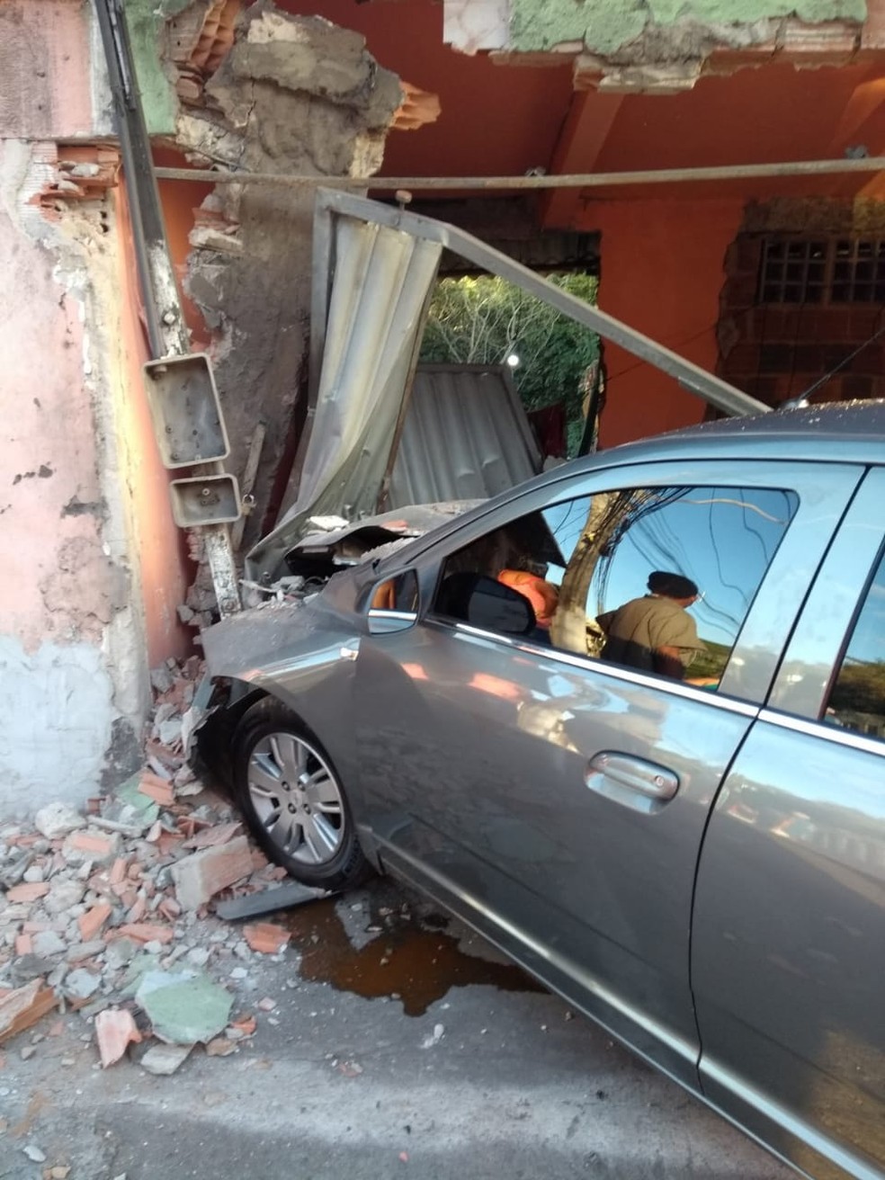 A Gazeta  Muro em estacionamento ameaça desabar em Cariacica