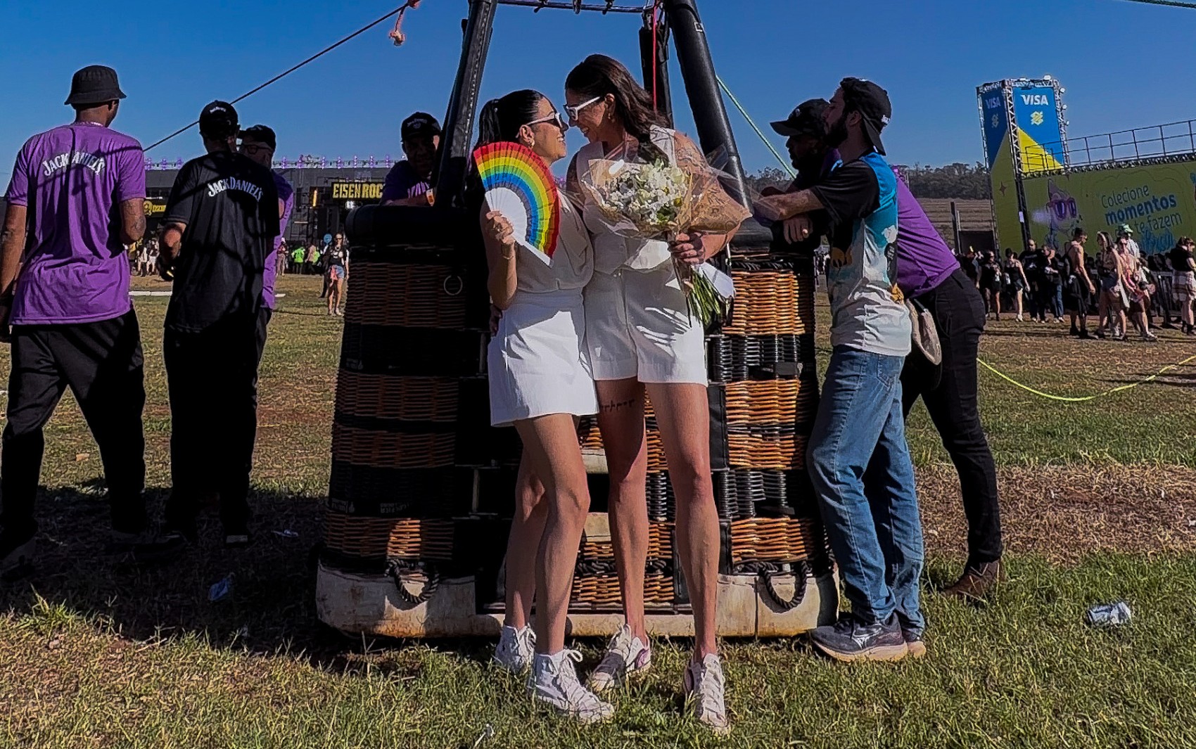 De amigas a noivas: psicólogas fazem ensaio pré-casamento no João Rock