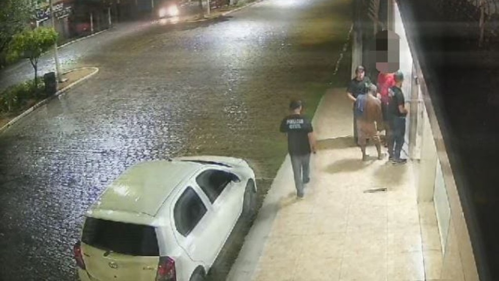 Comerciante foi rendido por falsos policiais durante assalto na cidade de Apuiarés. — Foto: Reprodução