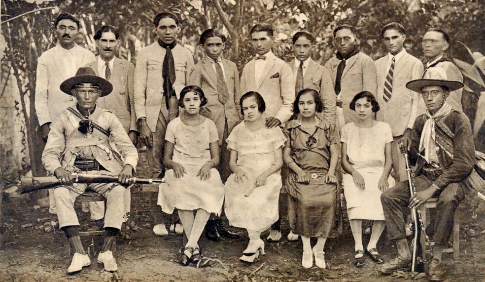 Irmãos, cunhados e primos de Lampião em fotografia registrada em Juazeiro do Norte, em 1926 — Foto: Acervo Museu da Fotografia do Cariri/Casa de Telma Saraiva