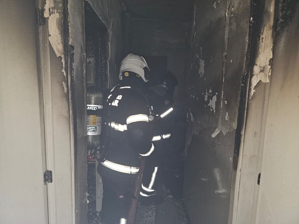 Bombeiros trabalharam no combate as chamas no apartamento &mdash; Foto: Divulga&ccedil;&atilde;o/Corpo de Bombeiros do Maranh&atilde;o