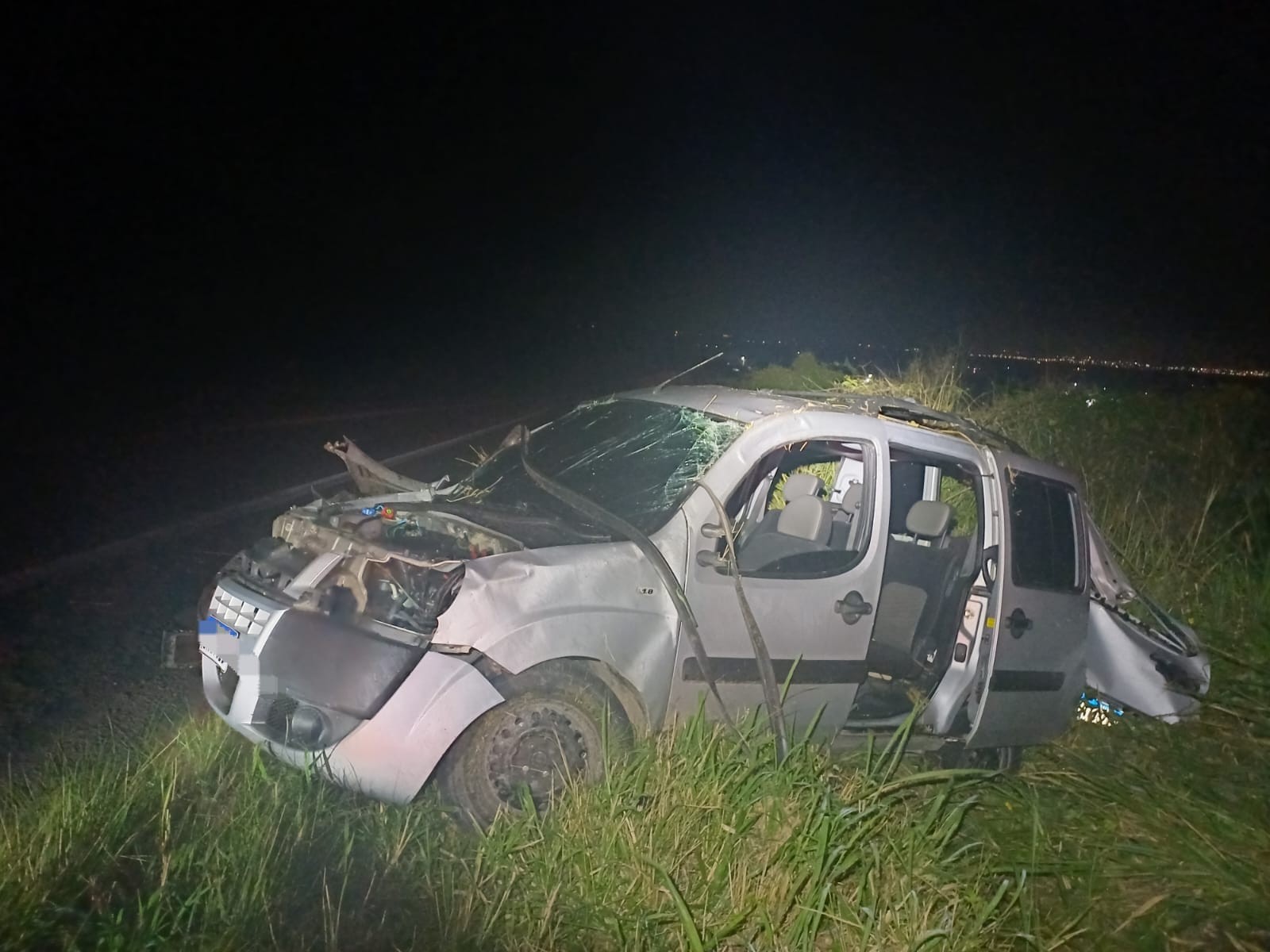 Empresário morre após furgão sair da pista e capotar na BR-104, em Agrestina