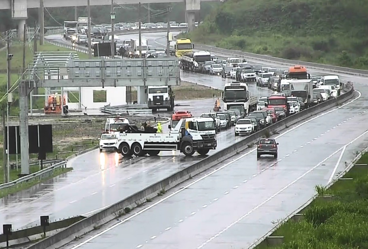 Serra Antiga da Rodovia dos Tamoios é interditada por causa do alto volume de chuva