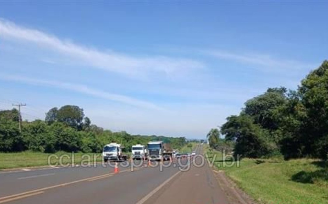 Motorista morre atropelado por caminhão carregado com asfalto em rodovia de Avaré