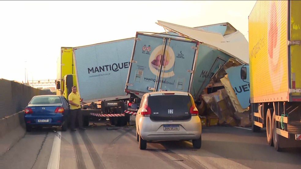 Engavetamento envolveu caminhões da Mantiqueira e um automóvel — Foto: Reprodução/TV Globo