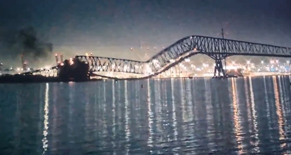 Câmera flagrou ponte desmoronando após ser atingida por navio nos Estados Unidos — Foto: Reprodução