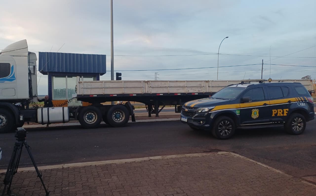 Motorista mente sobre frete de Ribeirão Preto a Uberlândia e PRF descobre que veículo era roubado