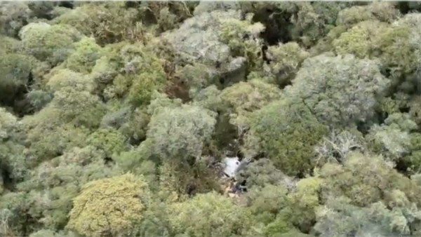 Destroços do helicóptero que levava Rick e outros 4 ? Foto: Reprodução/NSC TV