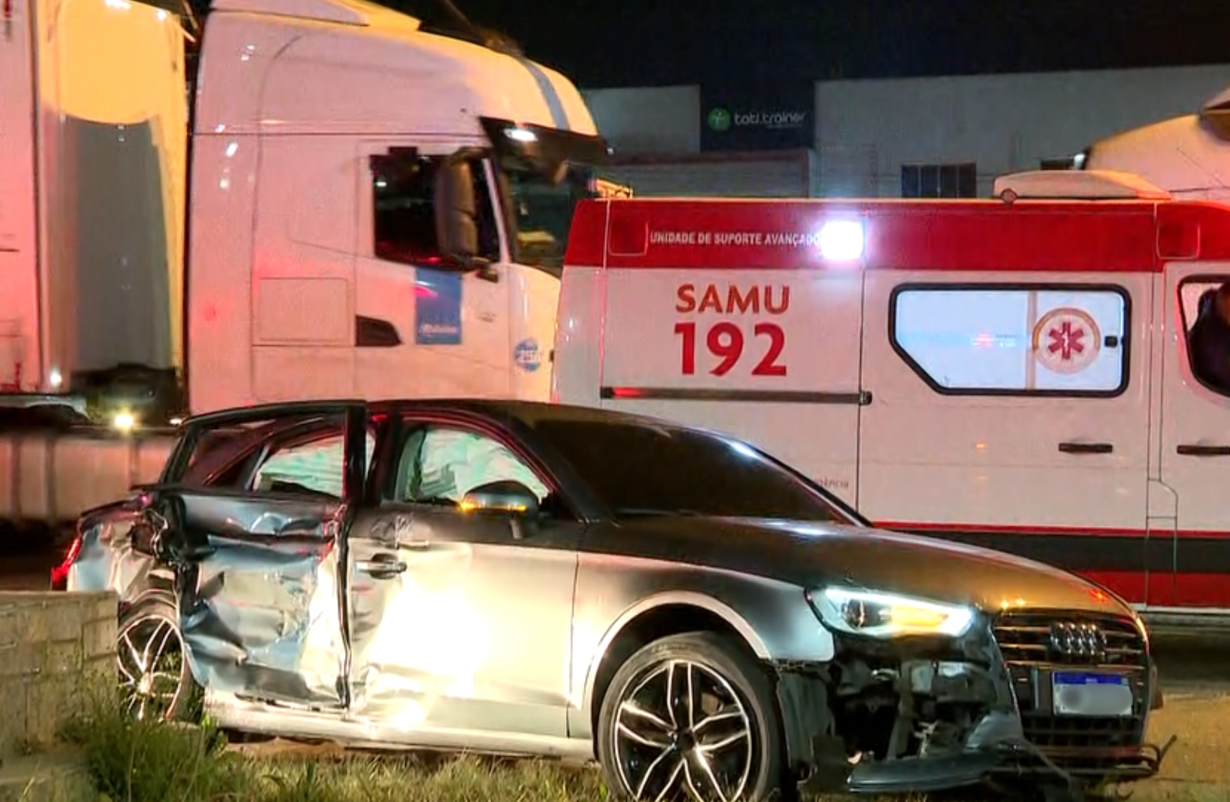 Caminhão bate em carro de família que voltava da igreja, mata mãe e filho e deixa cinco feridos na Grande Curitiba
