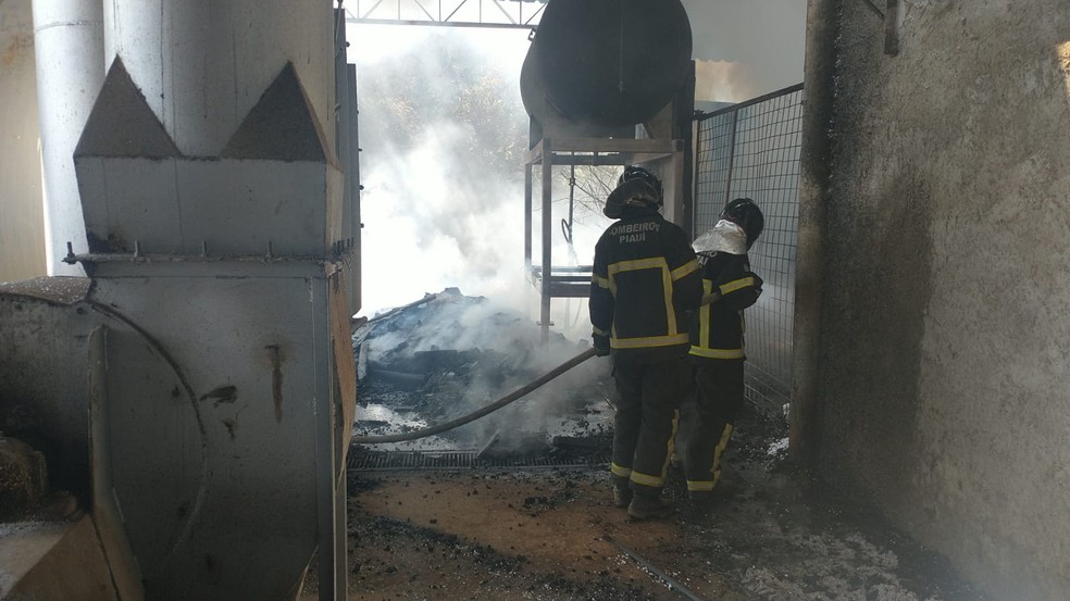 Incêndio em fábrica de ferros na Zona Sudeste de Teresina — Foto: Divulgação/Corpo de Bombeiros