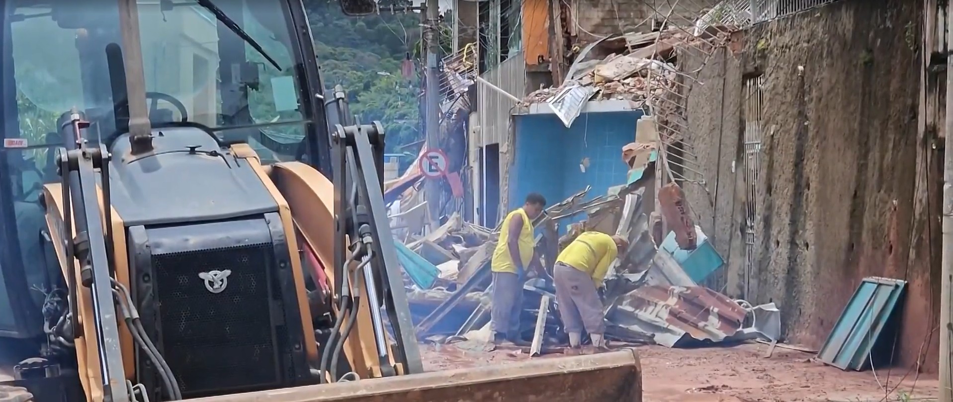 Morador de Juiz de Fora sabe por foto que a casa dele desabou com a família: 'Não consegui contato com ninguém'