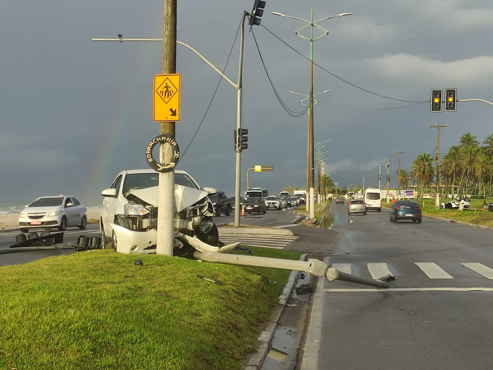 Motorista perde controle de carro, derruba semáforo, e outro carro capota ao desviar em Maceió