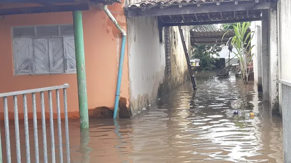 Tempestade em Colniza faz rio transbordar e alagar zona rural