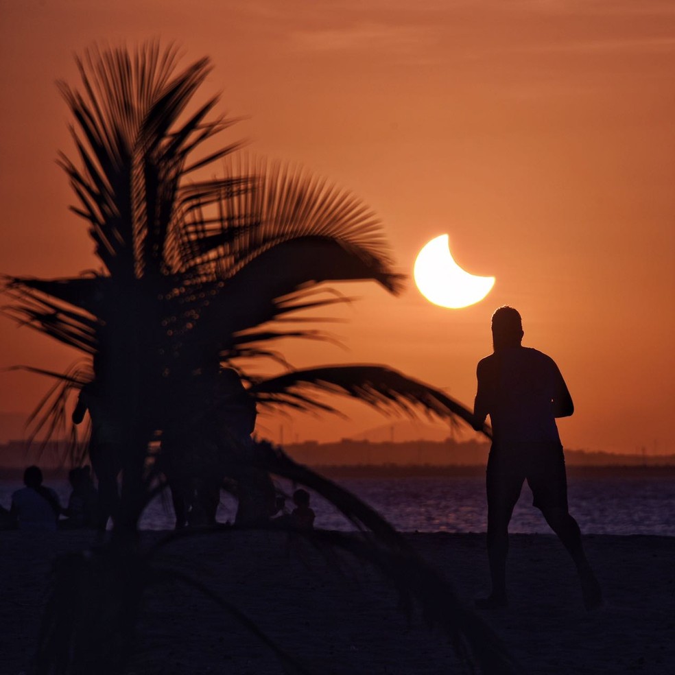 Imagens do eclipse parcial do sol em Fortaleza, Ceará. — Foto: Luciana Otoch/Arquivo Pessoal