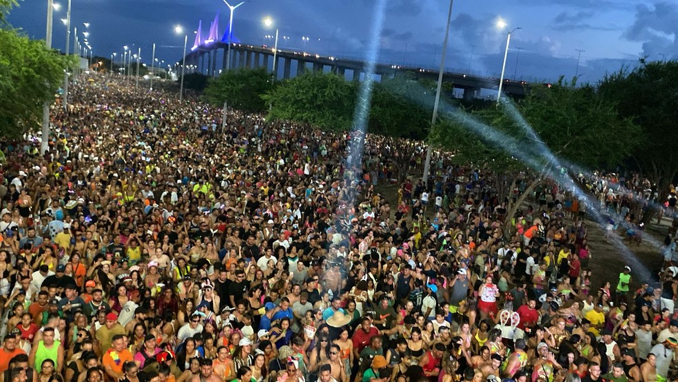 Multidão acompanha Xanddy Harmonia no carnaval de Natal em 2025 (Arquivo) — Foto: Pedro Trindade/Inter TV Cabugi