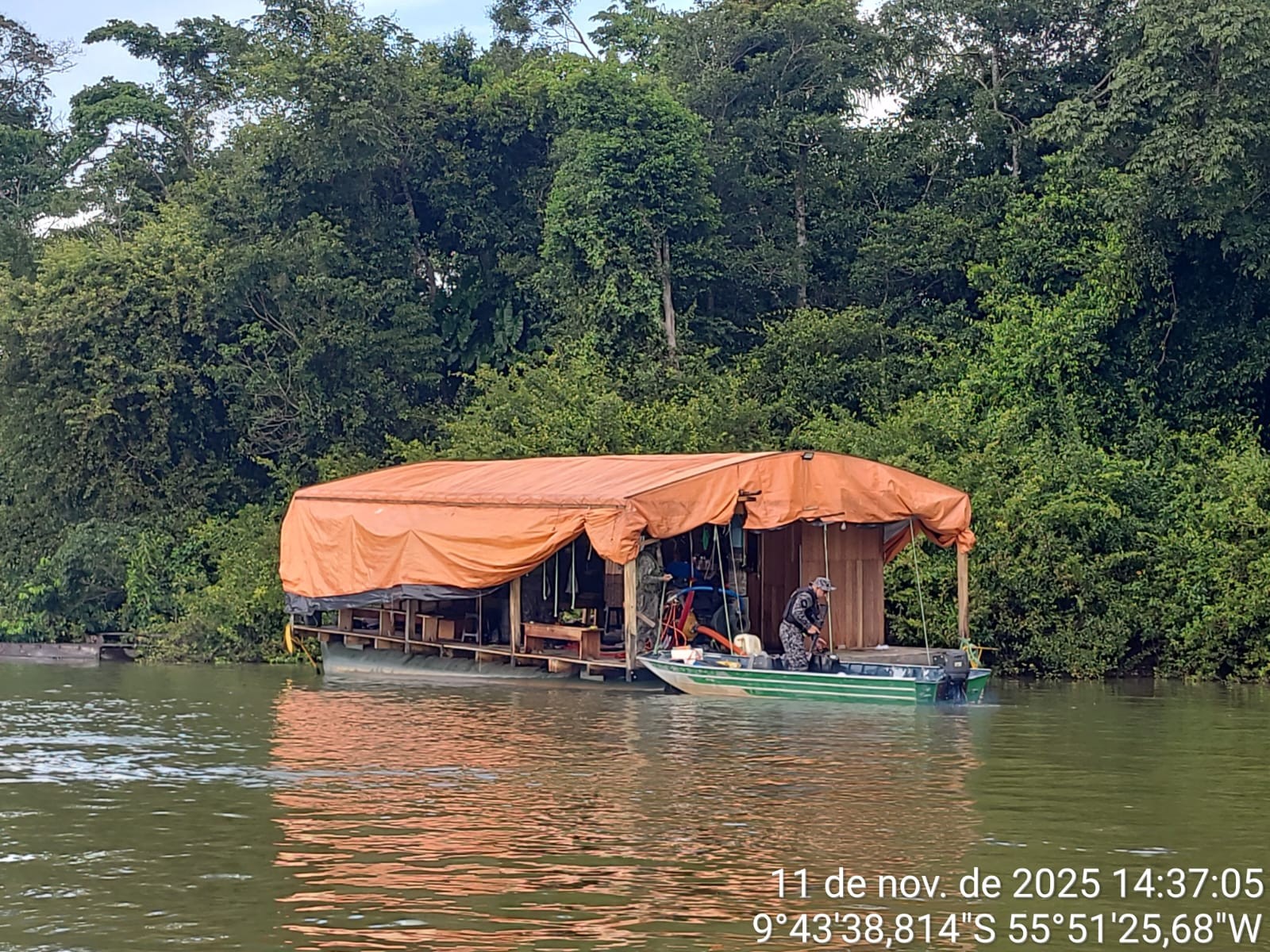 Homens são presos por operar balsas ligadas à facção em garimpo ilegal de ouro em MT 