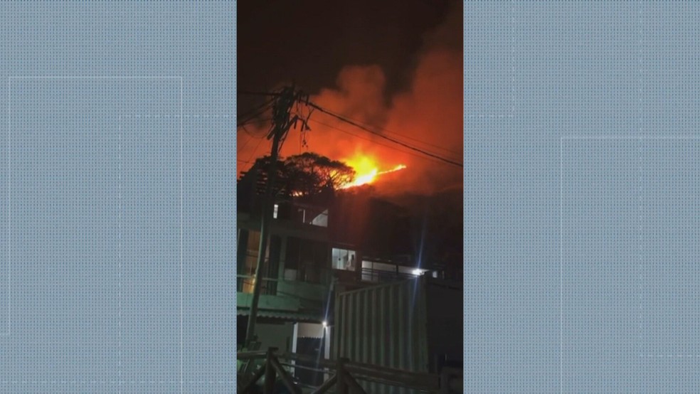 Incêndio no Morro das Andorinhas, em Itaipu, assusta os moradores da Região Oceânica de Niterói — Foto: Reprodução/ TV Globo