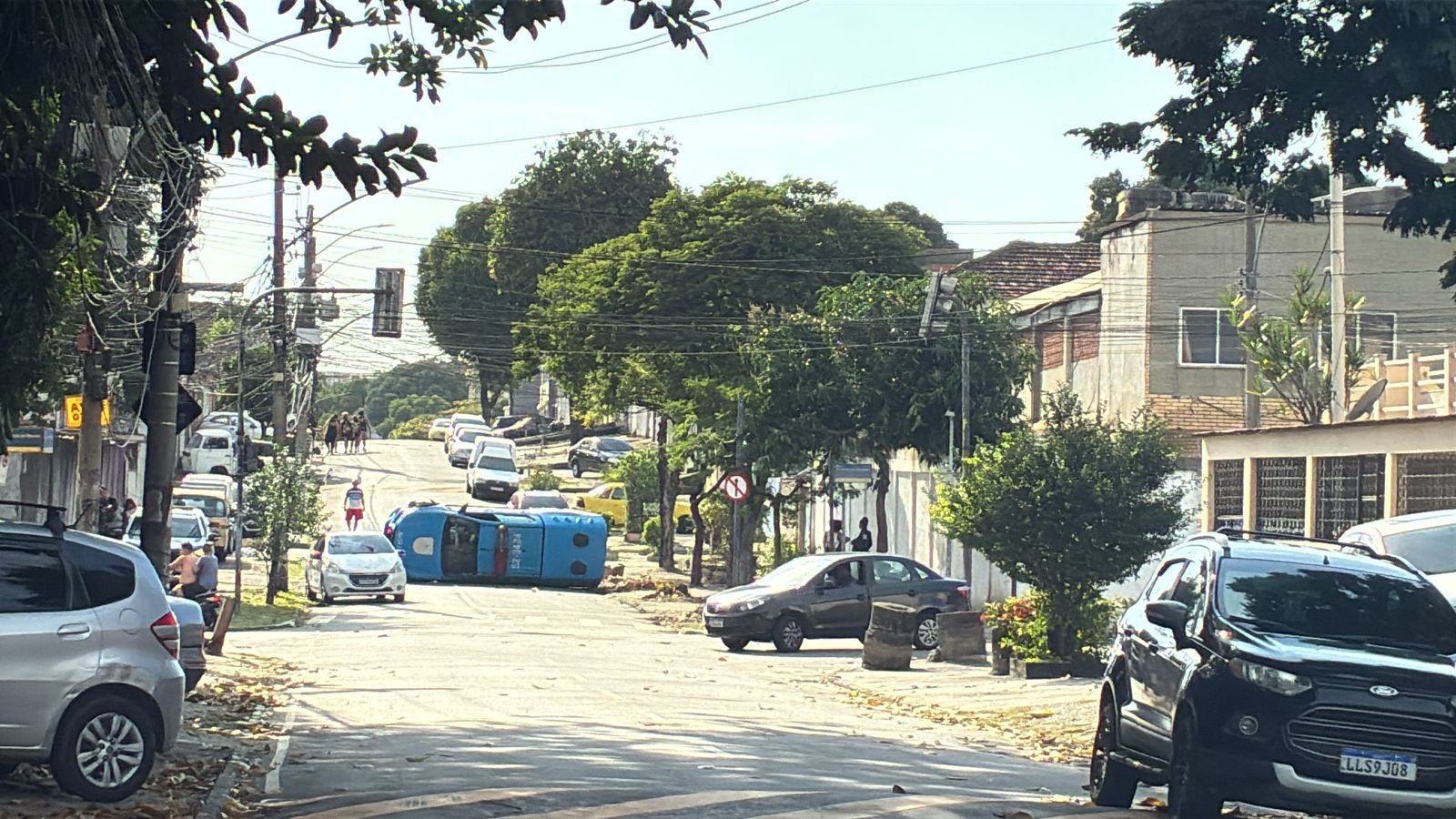 Viatura da PM tomba durante patrulhamento em Cordovil, na Zona Norte do Rio