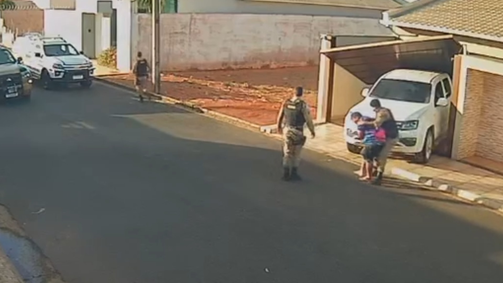 VÍDEO: Homem invade casa da ex com caminhonete e a ameaça com faca no pescoço em MG