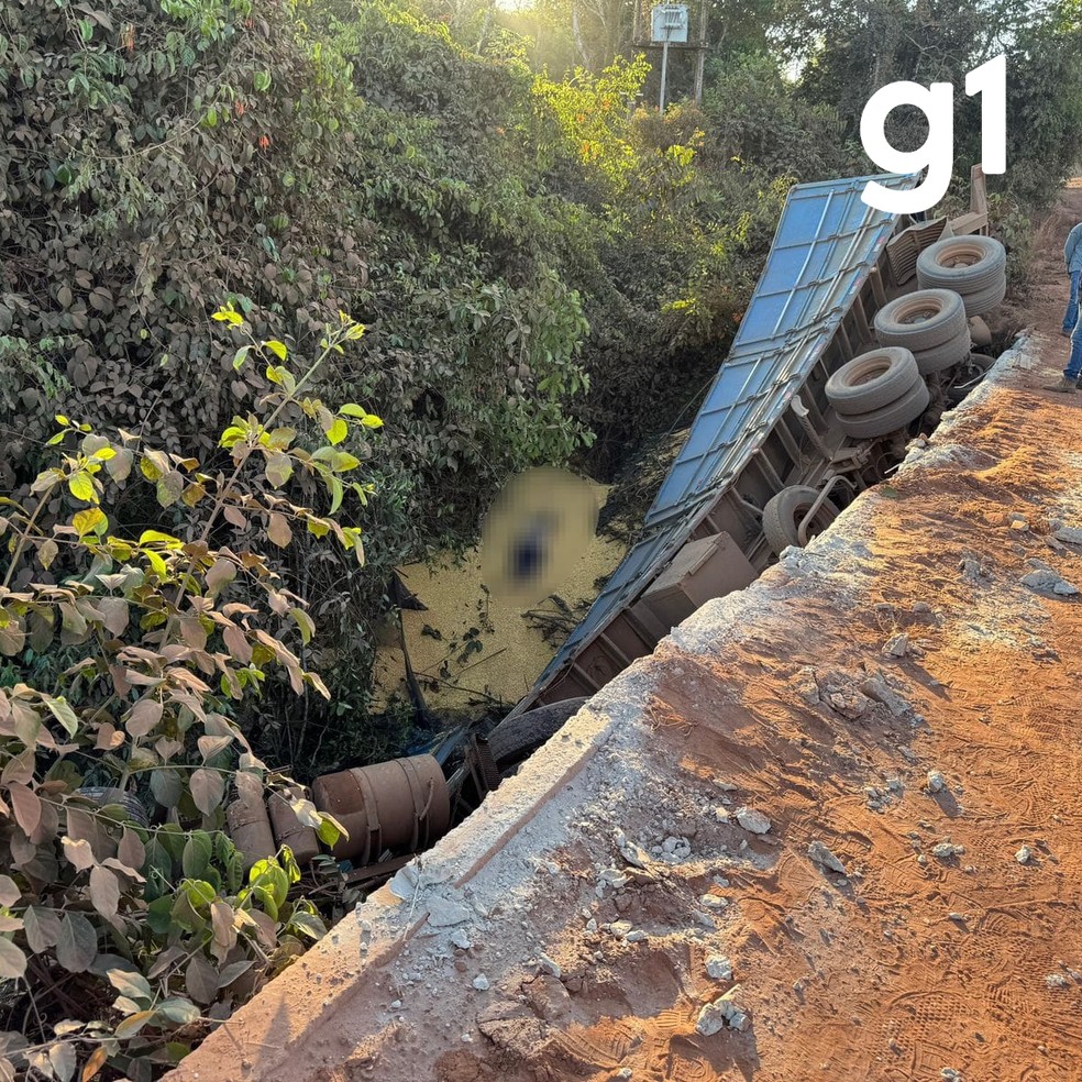 Motorista morre após caminhão tombar de ponte em MT — Foto: Kláis Policarpo