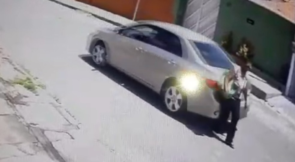 Idosa pediu para o motorista leva-la ao um hospital, mas o motorista deixou o local sem prestar socorro. — Foto: Reprodução