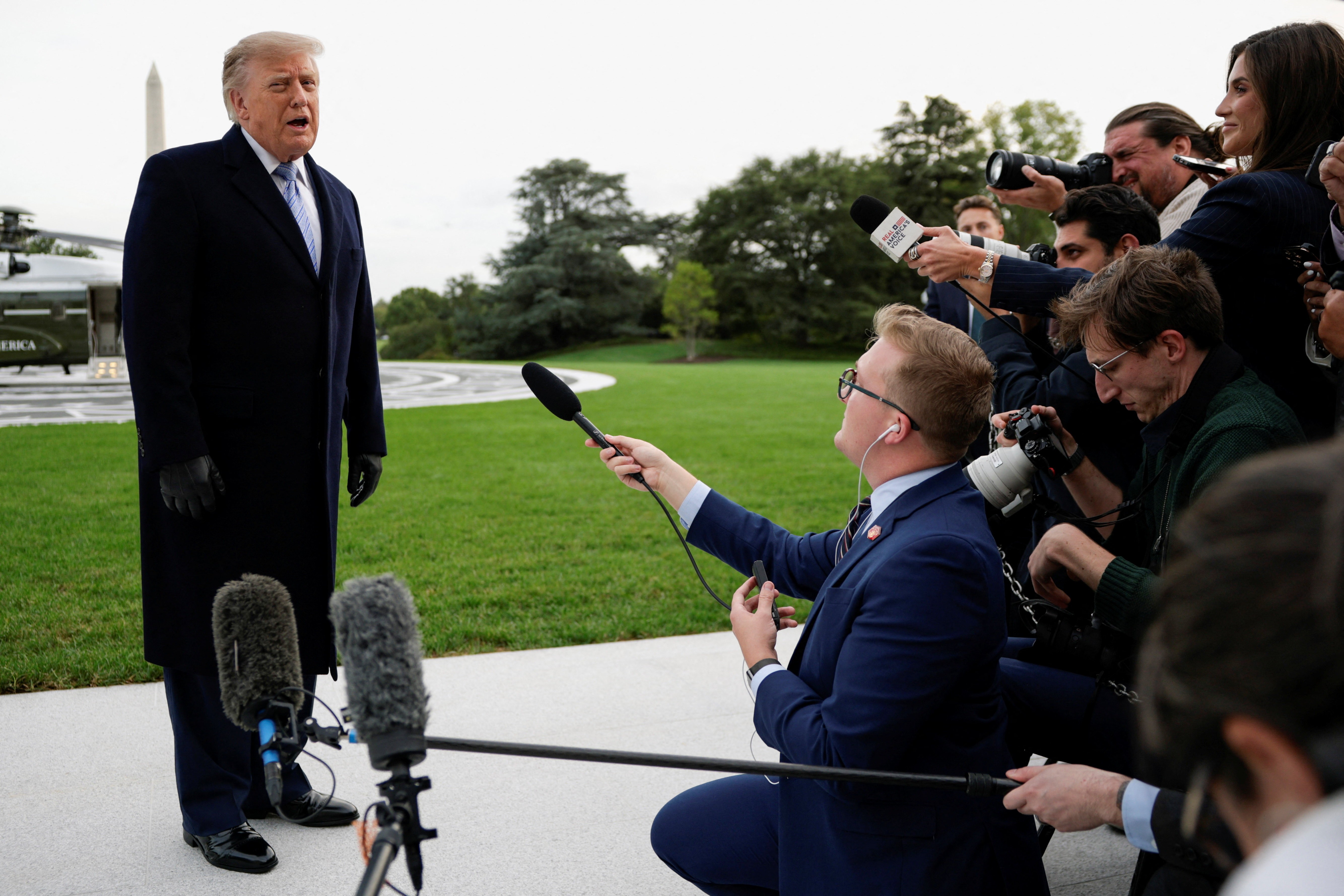 Jornalistas voltam a ser barrados na Casa Branca após Justiça determinar que Trump libere acesso