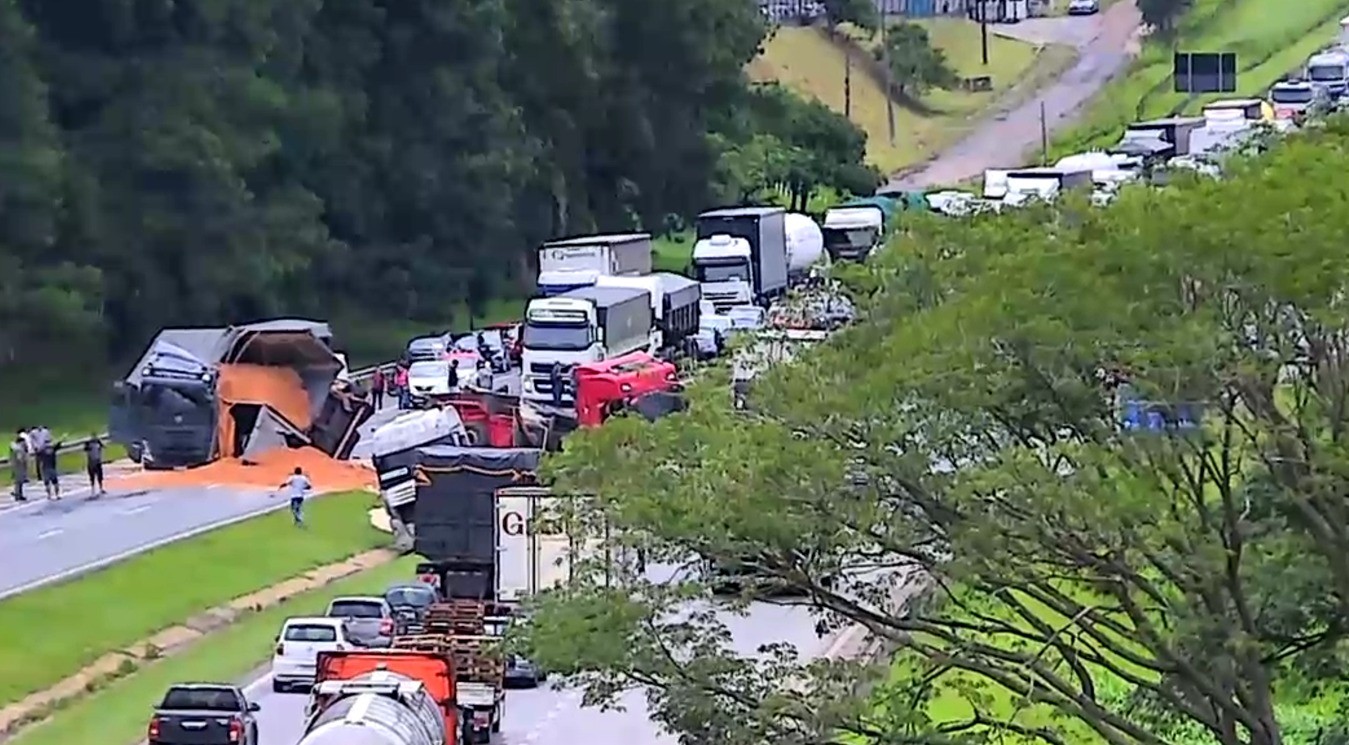 Caminhão tomba após engavetamento e interdita pista da Dom Pedro I, entre Atibaia e Bom Jesus dos Perdões