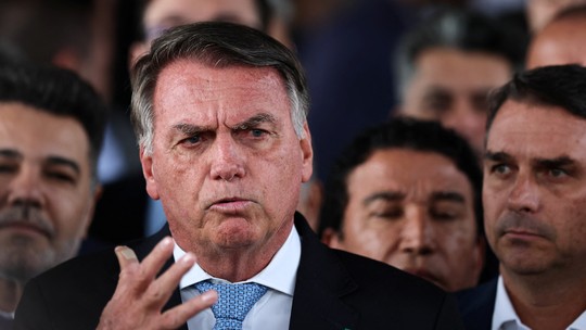 Pesquisa Datafolha: 67% ainda acham que Bolsonaro deveria desistir de candidatura - Ex-presidente segue inelegível até 2030; apoio entre evangélicos e renda média se mantém