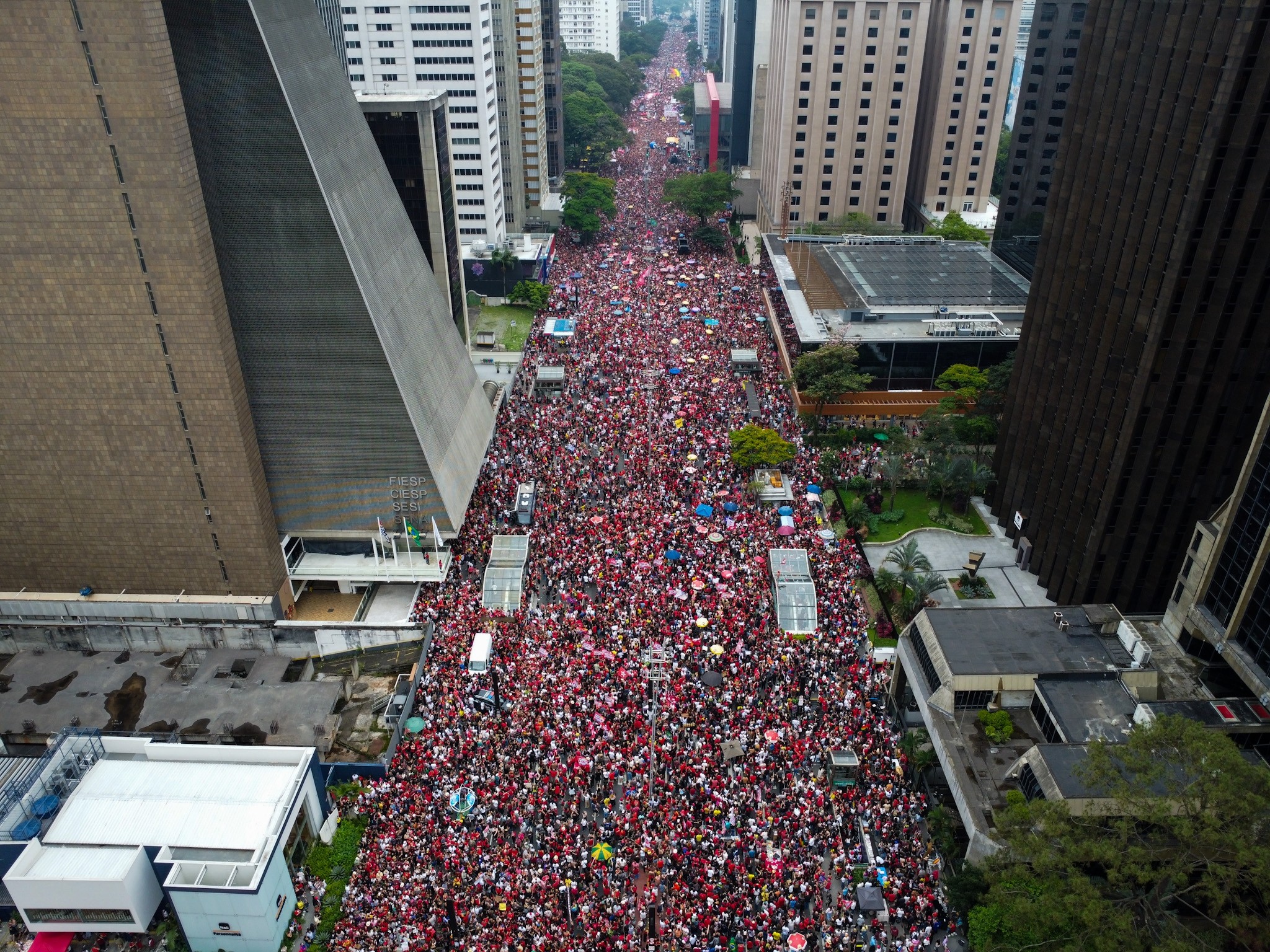 Lula faz ato na Paulista e pede que eleitores convençam quem não foi votar no 1º turno: 'Temos obrigação de conversar'