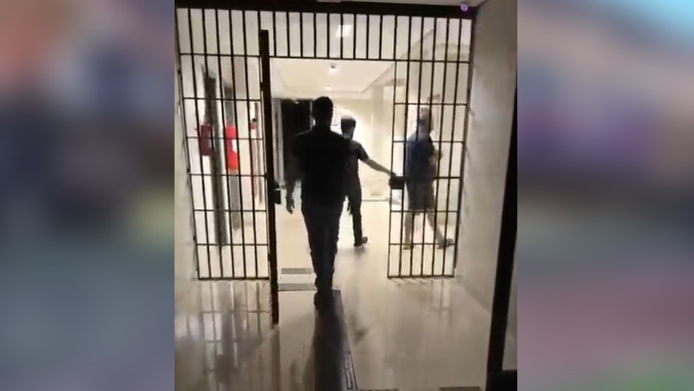 Suspeito � conduzido preso por policiais civis, investigado por desferir facadas em motociclista e fugir, durante discuss�o de tr�nsito, na ter�a (14) � noite, em S�o Jos� do Rio Preto (SP) � Foto: Pol�cia Civil/Divulga��o