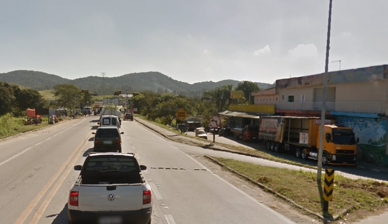 Motorista bêbado bate em carro, que capota e cai de barranco na rodovia Índio Tibiriçá, em Suzano