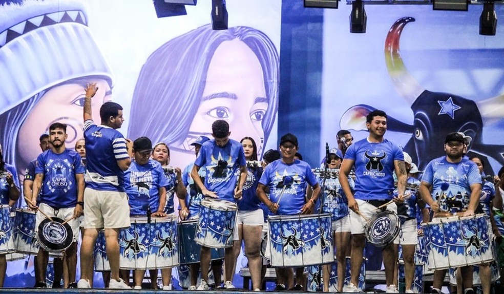 Em 2026, o Boi Caprichoso defende o tema “Caprichoso: Brinquedo que Canta seu Chão”, uma proposta que exalta a trajetória e a identidade cultural do boi azul e branco, evidenciando a conexão entre o bumbá, seus brincantes e as tradições de Parintins. — Foto: Foto: Gabi Vitim/Secretaria de Estado de Cultura e Economia Criativa