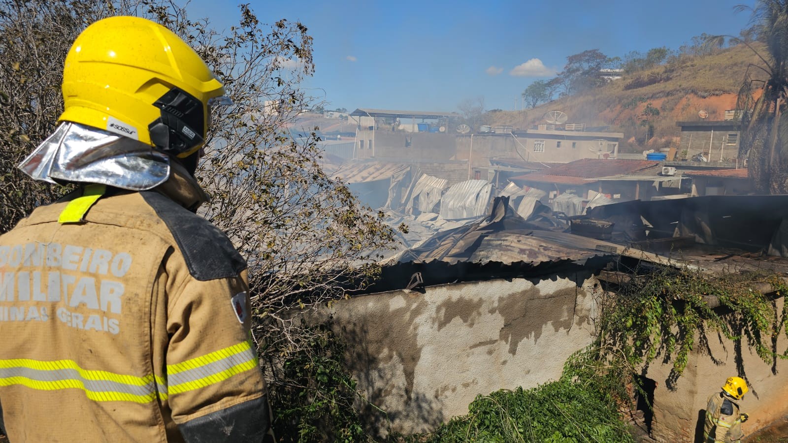 Incêndio de grandes proporções destrói fábrica de estofados em MG; VÍDEO