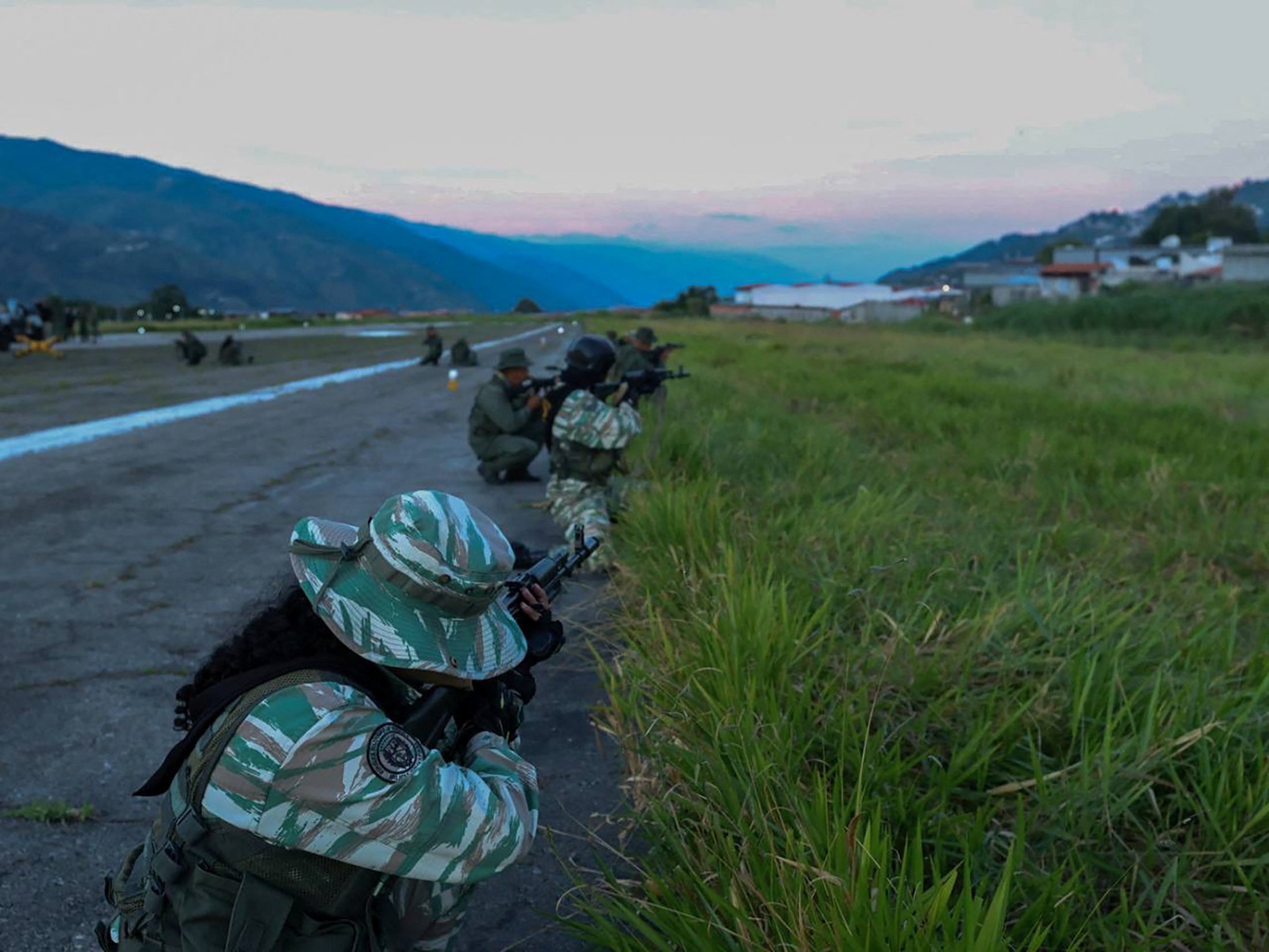 Trump x Maduro: Venezuela faz exercícios militares e pede 'preparo máximo para luta armada' após chegada de porta-aviões dos EUA