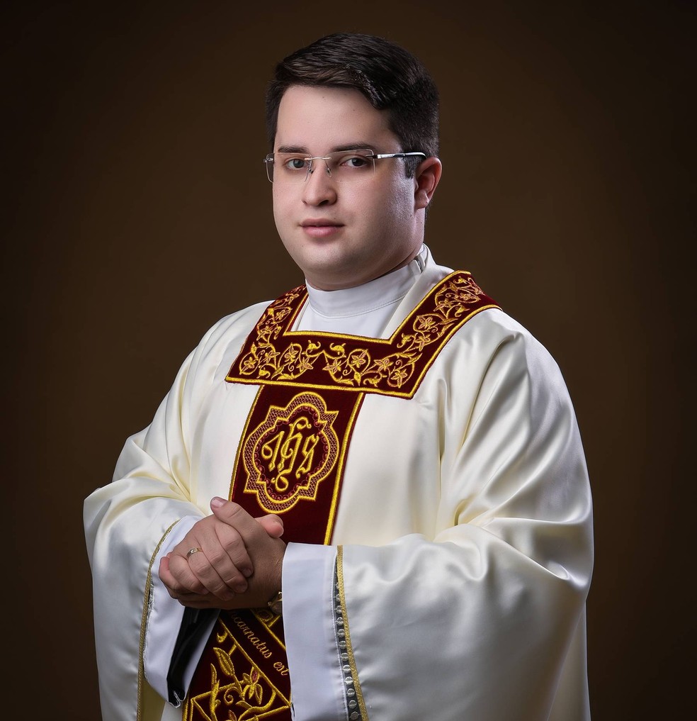 Padre Danilo César de Sousa Bezerra, de 31 anos, é investigado por intolerância religiosa — Foto: Reprodução/Diocese de Campina Grande/Studio Foto Braga