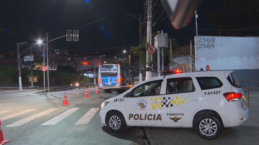 Gari de 44 anos morre atropelado por ônibus na Avenida Interlagos — Foto: TV Globo