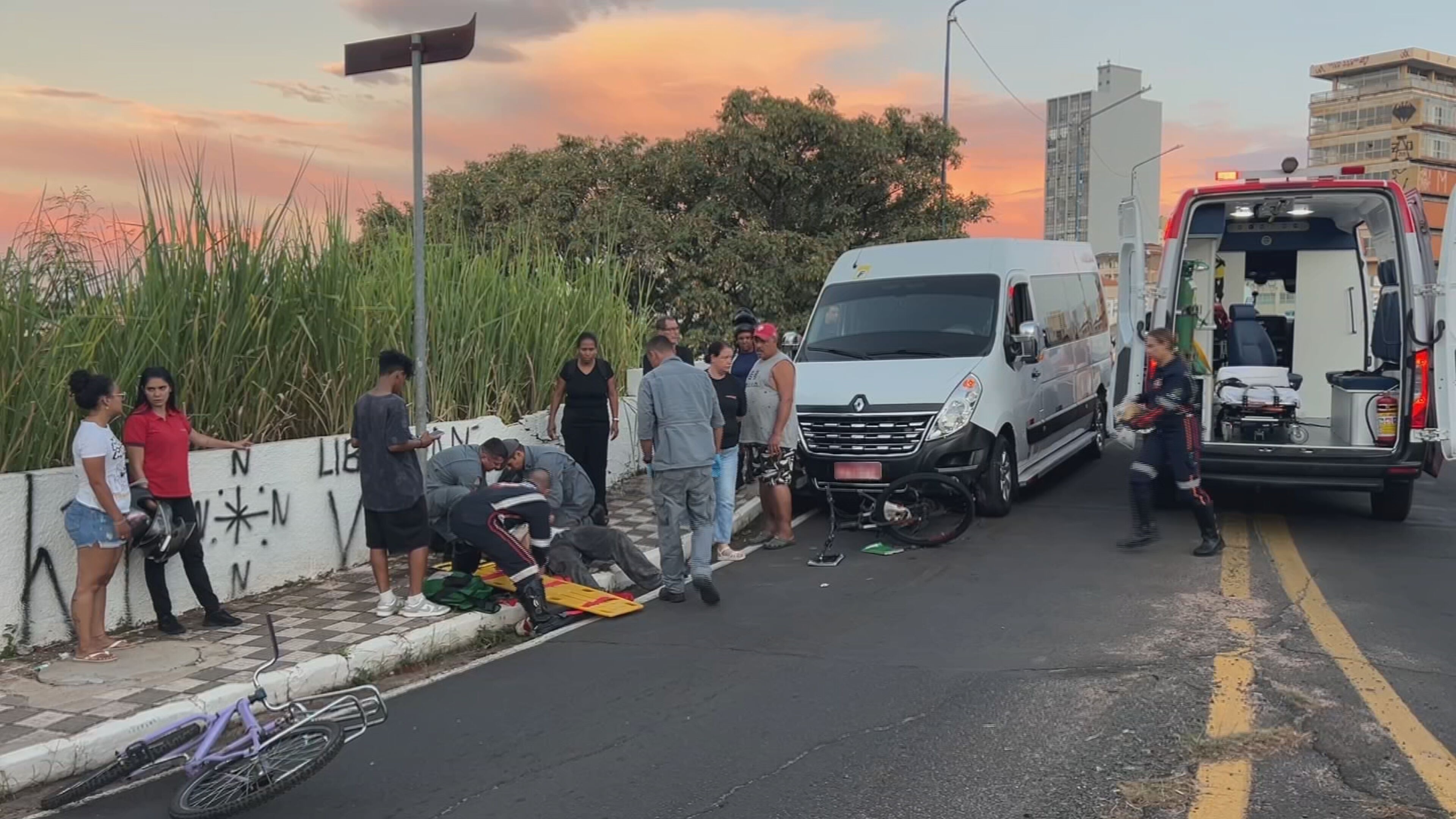 Jovem de 17 anos é atropelado por van enquanto atravessava de bicicleta viaduto em Bauru
