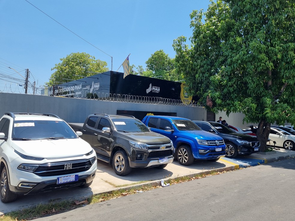 Carros apreendidos durante operação contra facção criminosa no Piauí — Foto: Divulgação/Denarc