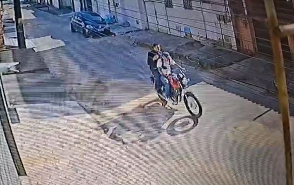 Polícia procura dupla suspeita de matar motociclista de aplicativo e roubar moto da vítima no Bairro Conjunto Ceará, em Fortaleza. — Foto: Reprodução