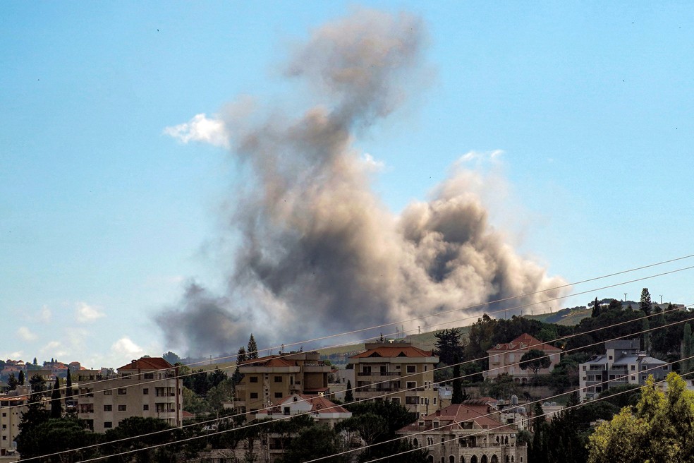 Fumaça sobe na cidade de Jibshit, no Líbano, após ataques de Israel — Foto: Abbas Fakih/AFP