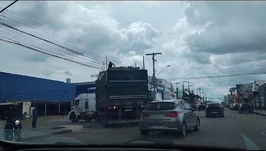 Carreta carregada com canos se 'enrosca' em fios de avenida em Porto Velho; assista