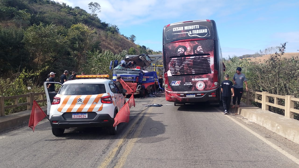 Ônibus da dupla César Menotti e Fabiano se envolve em acidente na BR-262, em MG — Foto: Redes sociais
