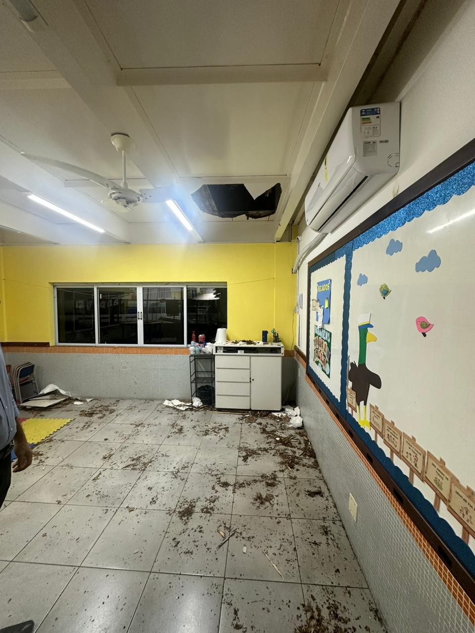 Chão cede e professora cai de uma sala a outra em escola particular no ES 
