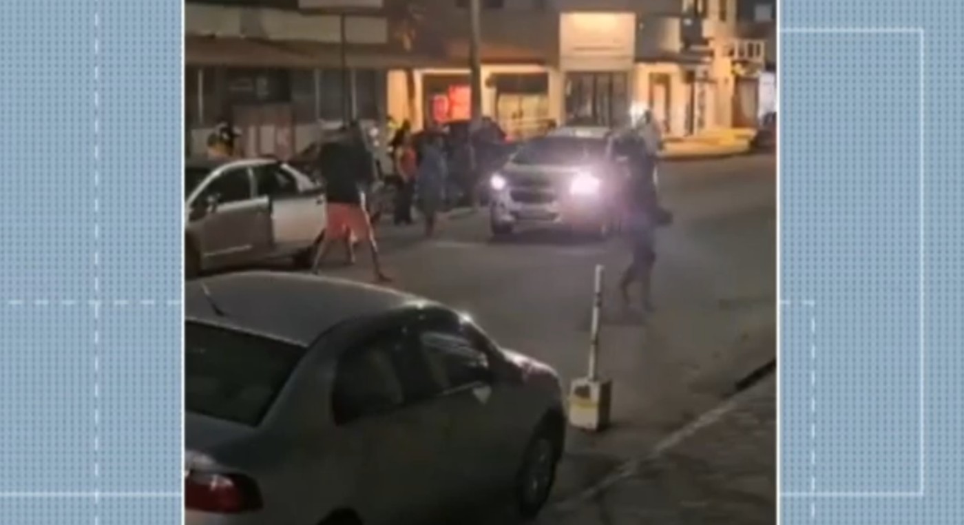 Vídeo mostra motorista atropelando homem após confusão em Campos