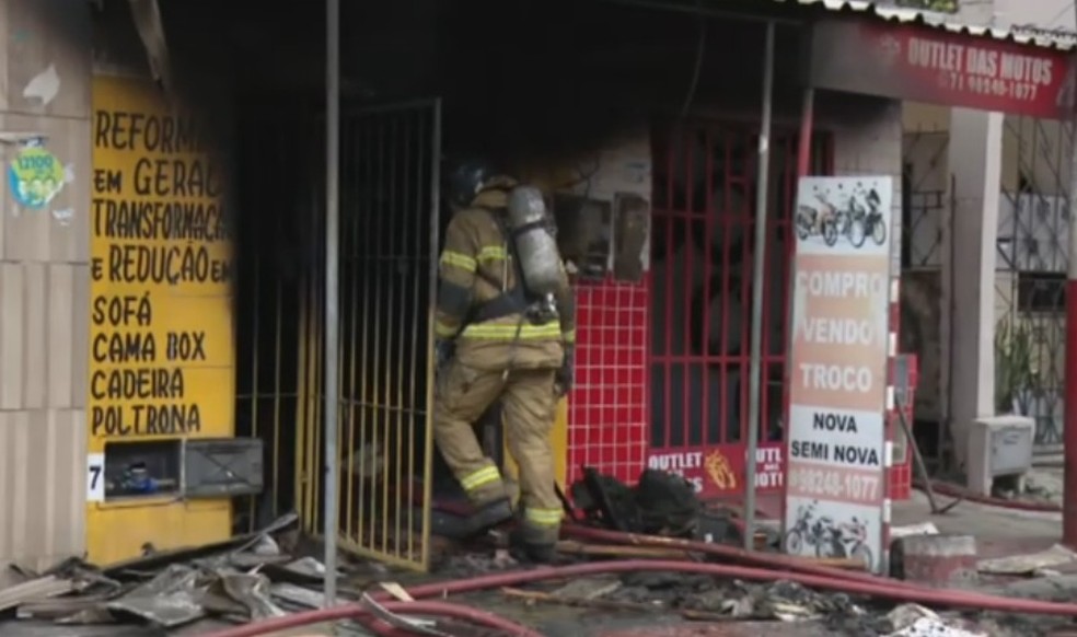 Incêndio em loja de estofados deixa feirdos na Bahia — Foto: Reprodução/TV Bahia