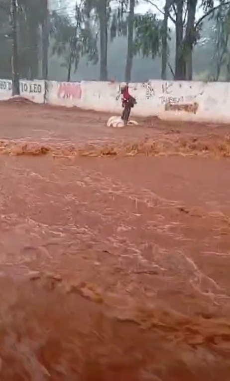 'Surfista da reciclagem': morador de MS enfrenta enxurrada surfando em correnteza 