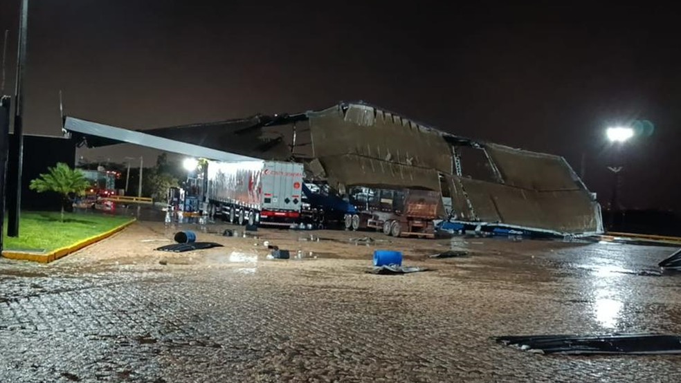 Estrutura de posto de combustíveis desabou em Mirassol (SP), à margem da rodovia SP-310, por causa de temporal no início da noite desta terça-feira (24) — Foto: Arquivo pessoal